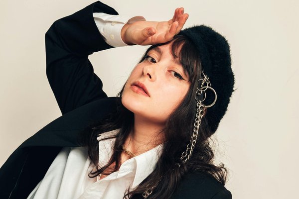 Guía para incorporar el estilo vintage en tu atuendo de oficina