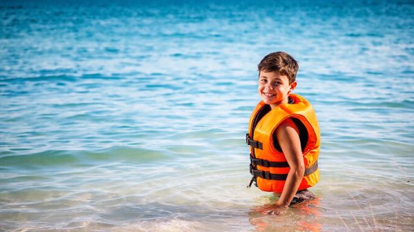 Beneficios esenciales del chaleco salvavidas en el agua